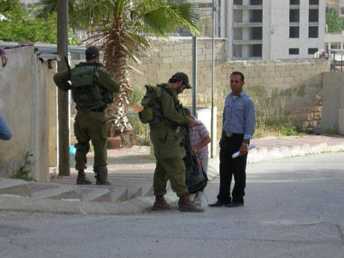 enfant_hebron_fouille_cartable.jpg