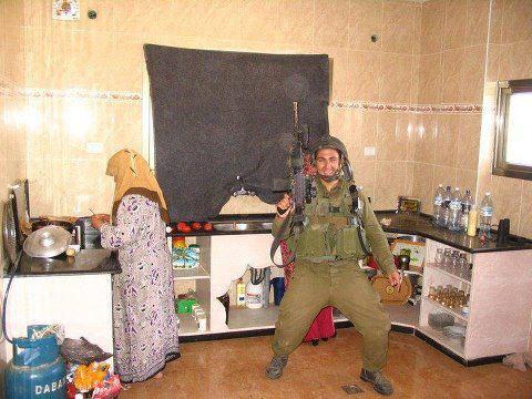 soldat_dans_la_cuisine_d_une_palestinienne.jpg