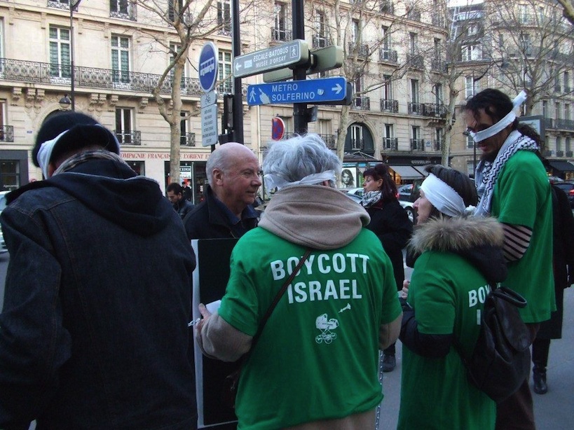 issawi_gaillot_T-shirts_boycott.jpg