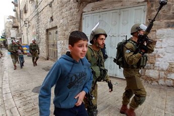 enfant_poursuivi_par_soldats.jpg