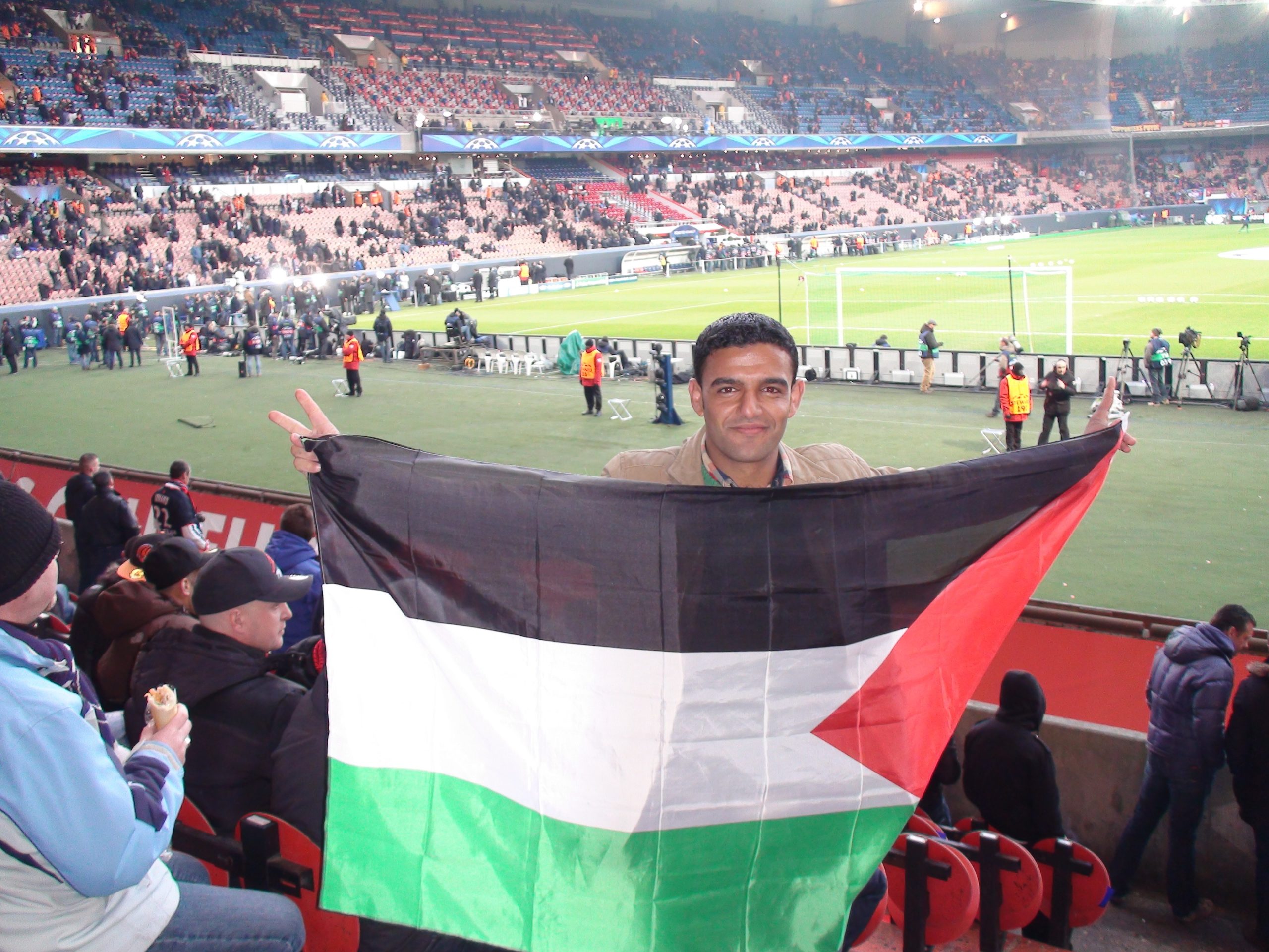 Mahmoud_parc_des_princes_avec_drapeau.jpg
