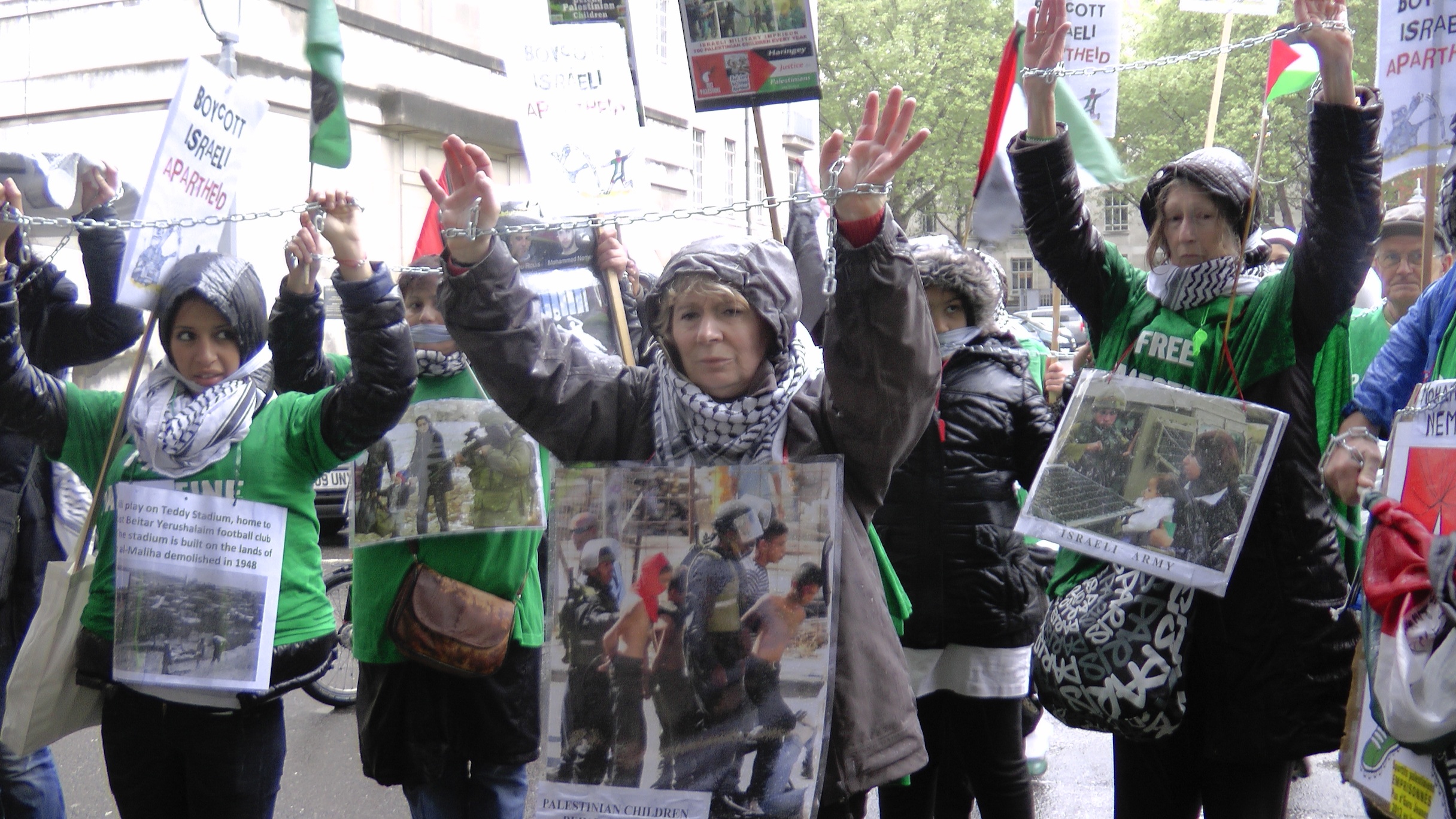 Londres_manif_pluie_enchai_ne_s.jpg