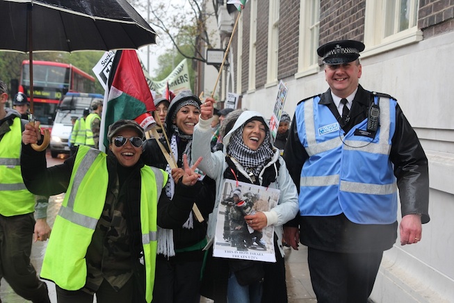 manif_avec_flic_souriant_.jpg