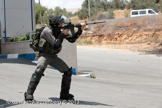 nabi_saleh_carton_rouge_soldat_qui_tire.jpg