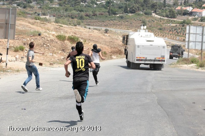nabi_saleh_enfants_courent_derrie_re_camion_a_eau.jpg