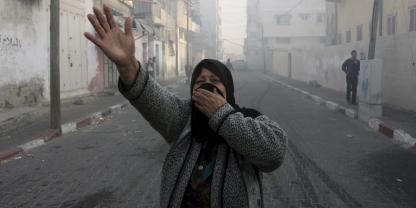 Gaza_femme_dans_la_rue_bombardements-2.jpg