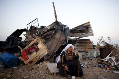 Demolition_Al-Arakib_femme_devant_de_bris.jpg