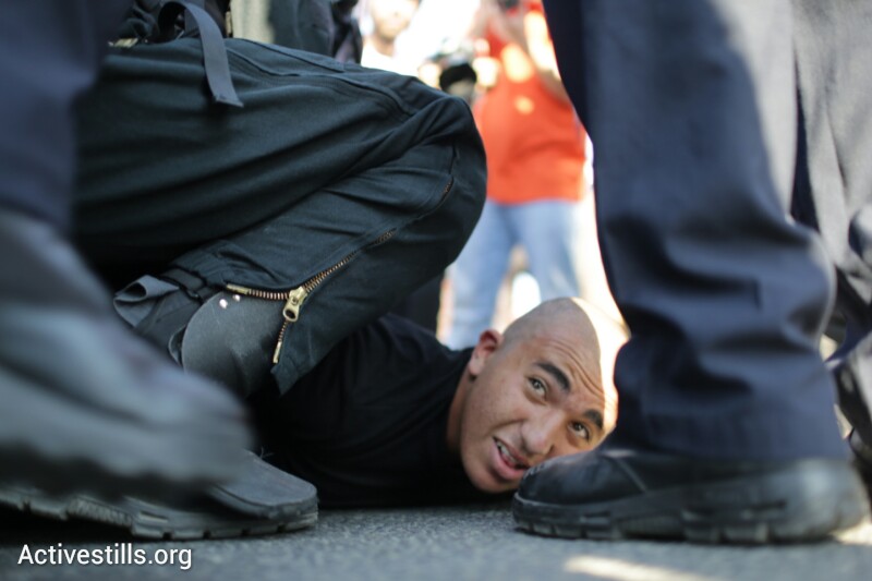 manif_homme_a_terre_police_arara1.jpg