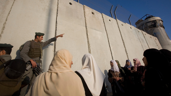 mur_avec_soldats_et_Palestiniens-3.jpg