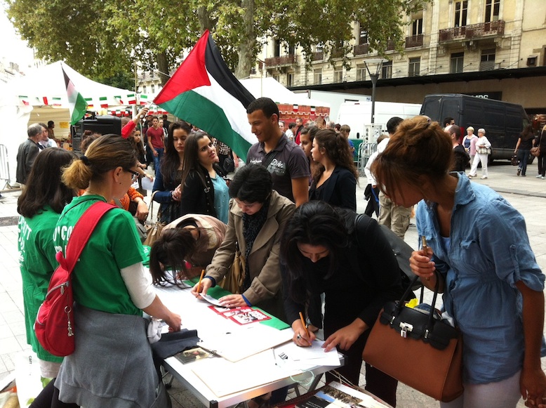 Lyon_table_signature_torture_enfants.jpg