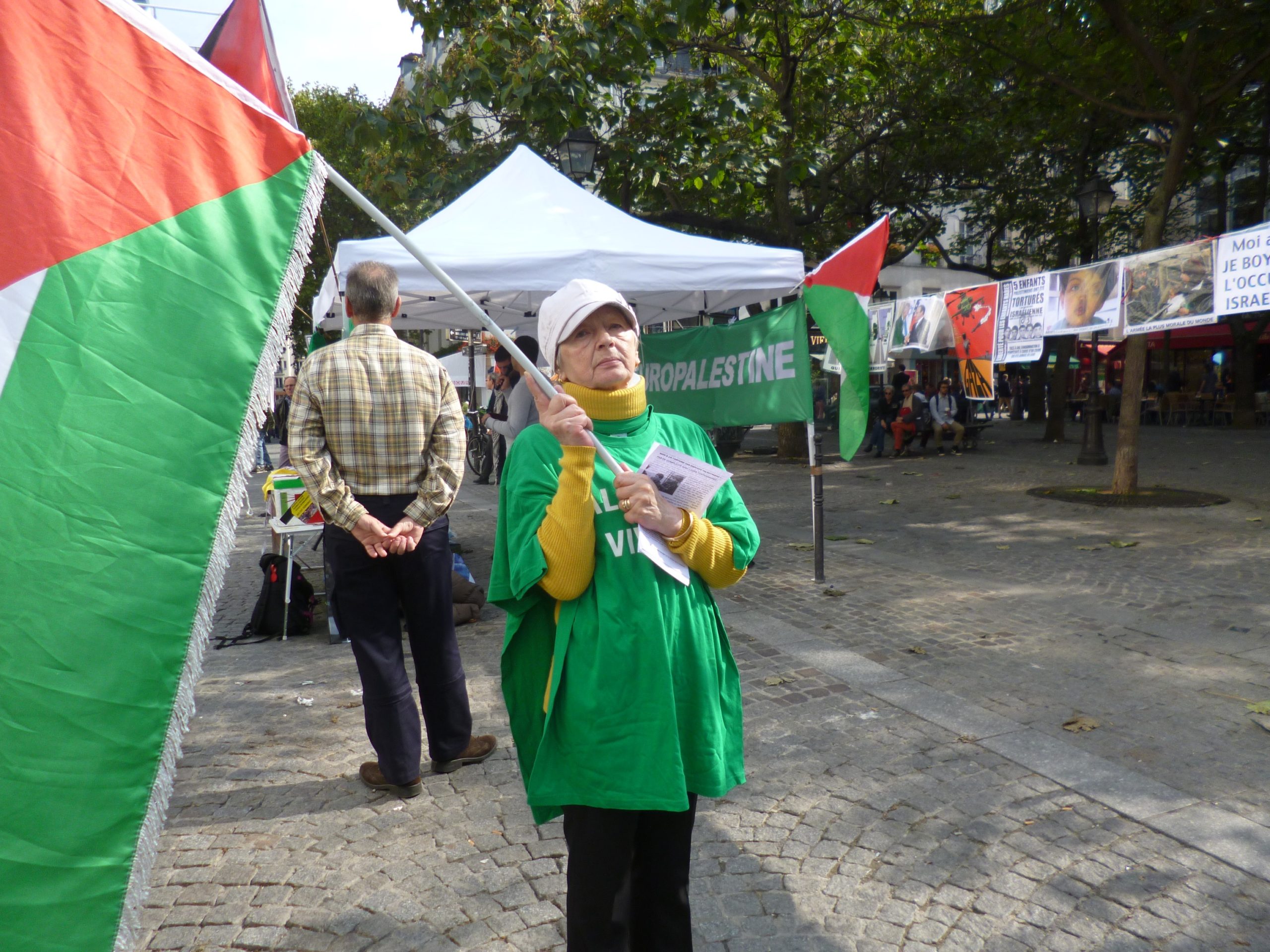 beaubourg_He_le_ne_drapeau_et_affiche.jpg