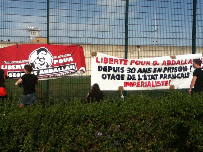 deux_banderoles_prison_georges.jpg