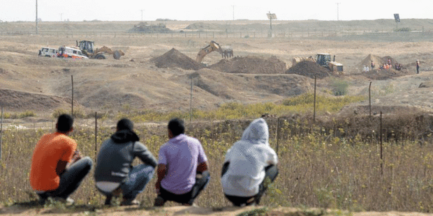 4_jeunes_palestiniens_regardant_les_colonies.gif