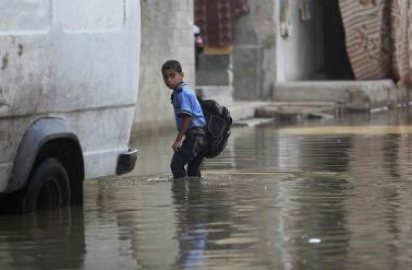 gaza_pieds_dans_l_eau_sale.jpg