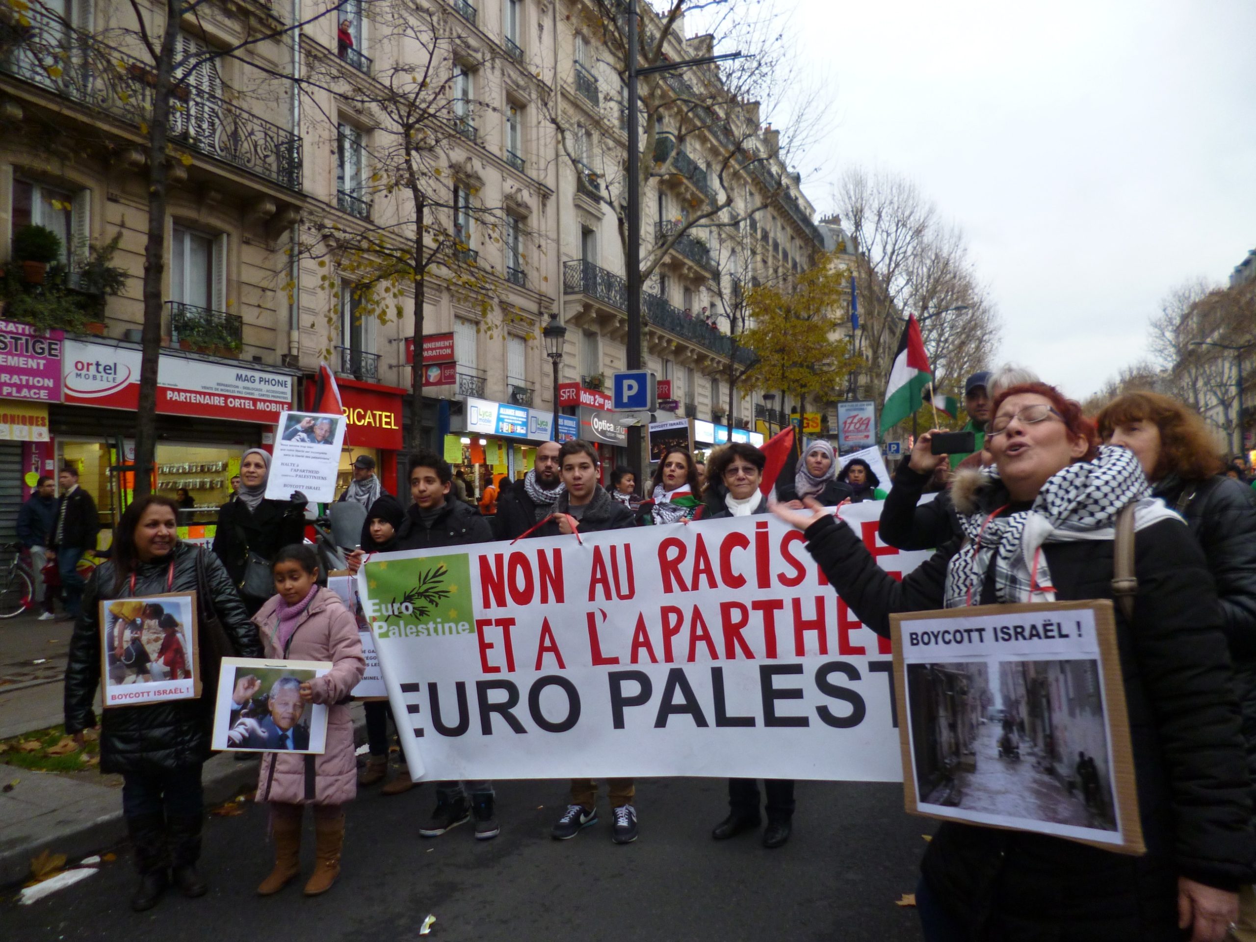 1er_rang_avec_pancartes.jpg