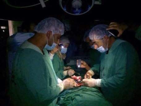 Gaza_chirurgie_a_la_lumie_re_d_un_te_le_phone_portable.jpg