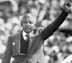 nelson_mandela_poing_leve_bonne_photo-2.jpg