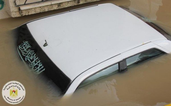 gaza_inonde_voiture_dans_l_eau.jpg