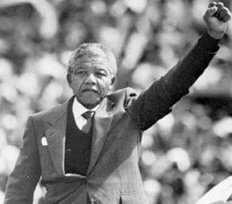 nelson_mandela_poing_leve_bonne_photo-2.jpg