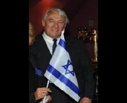 Claude_Goasguen_avec_drapeau_israe_lien.jpg