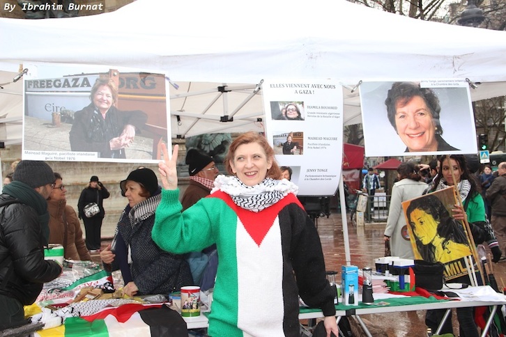 Dom_au_milieu_de_Mairead_et_Jenny_Tonge.jpg