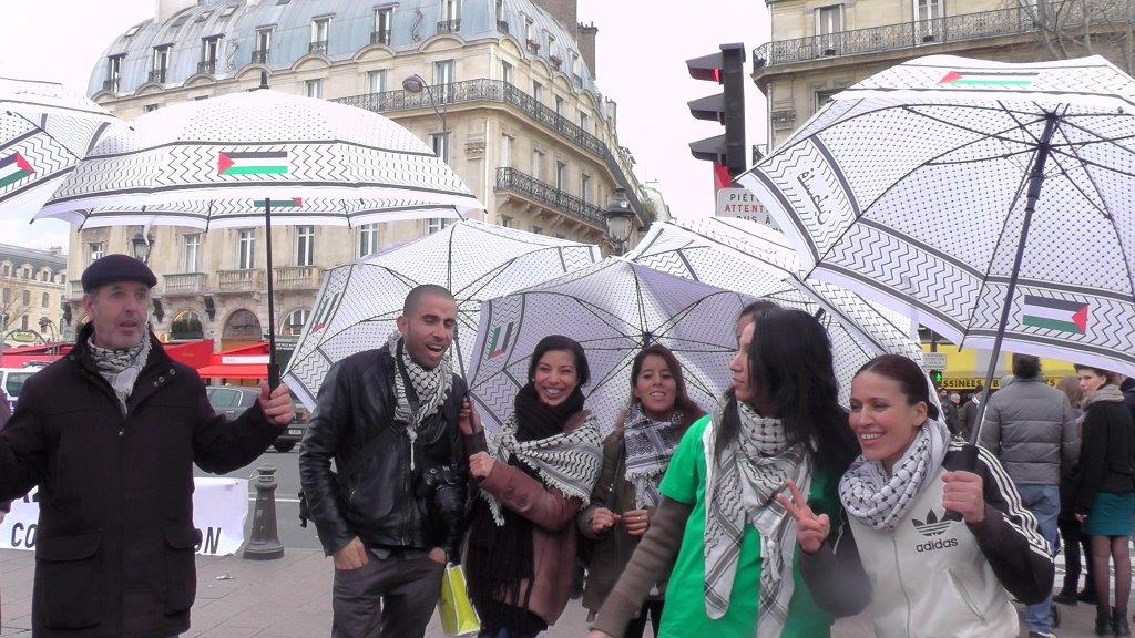 parapluies_jeunes_femmes_et_Ibrahim.jpg