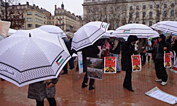 lyon_bellecour_parapluies_palest.jpg