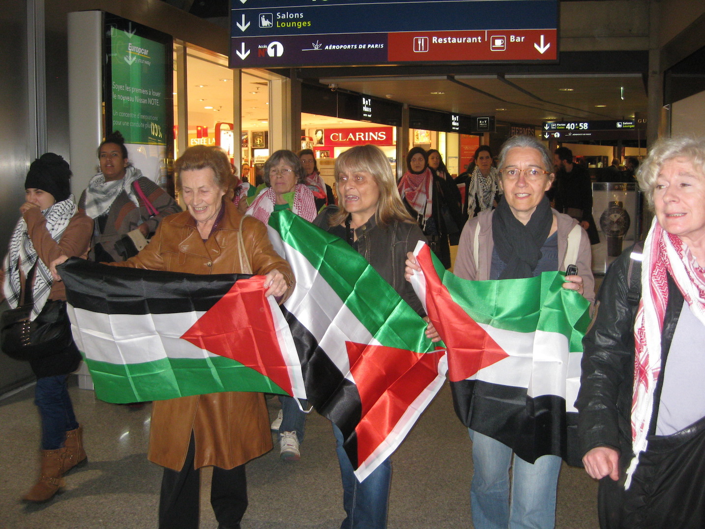marche_drapeaux_dans_le_hall_de_l_ae_roport_.jpg