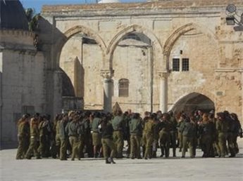 80_soldats_dans_la_mosque_e_al-aqsa_le_8_octobre-c1082.jpg