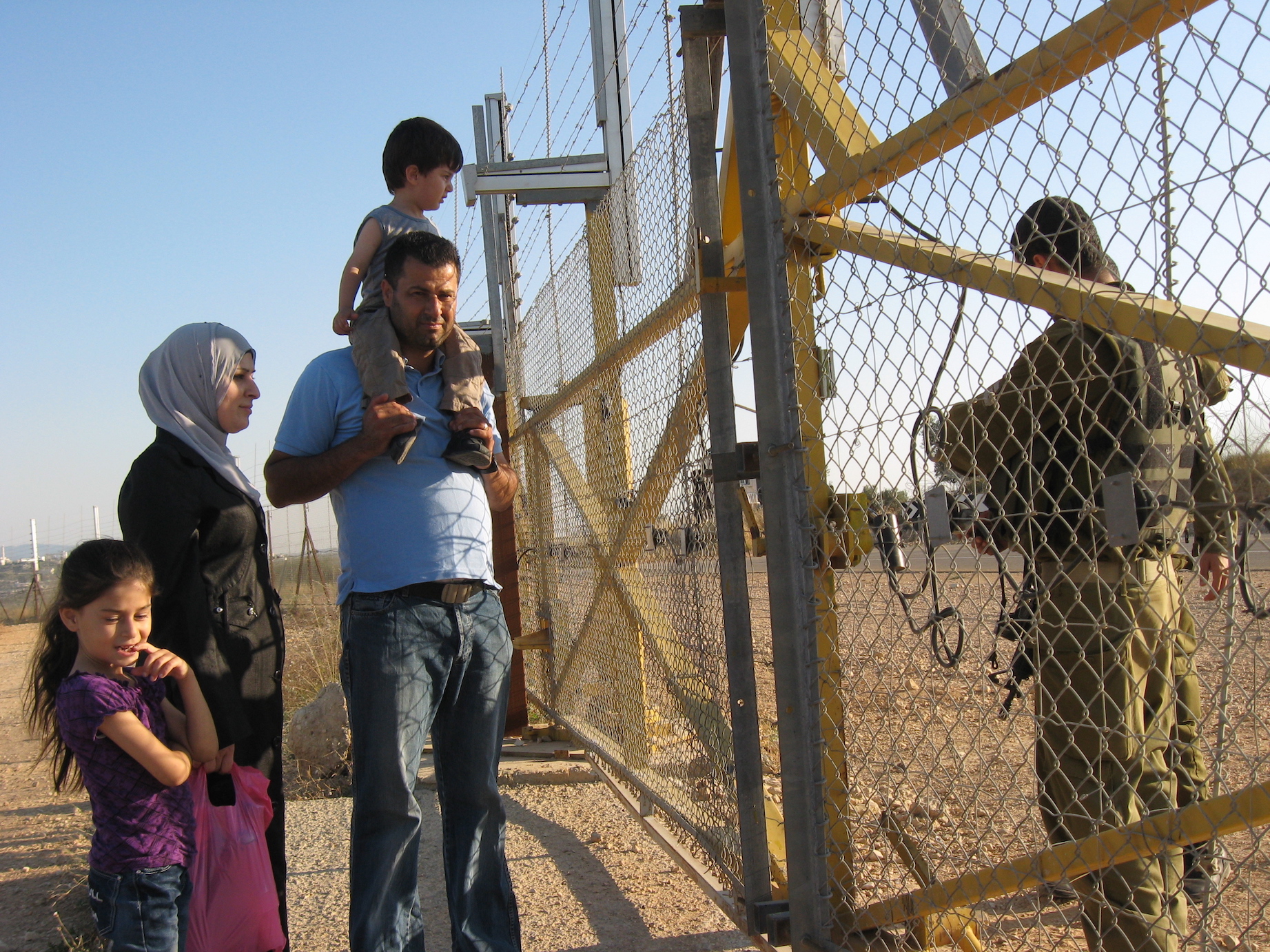 abdallah_abu_rahma_devant_grilles_et_soldat.jpg