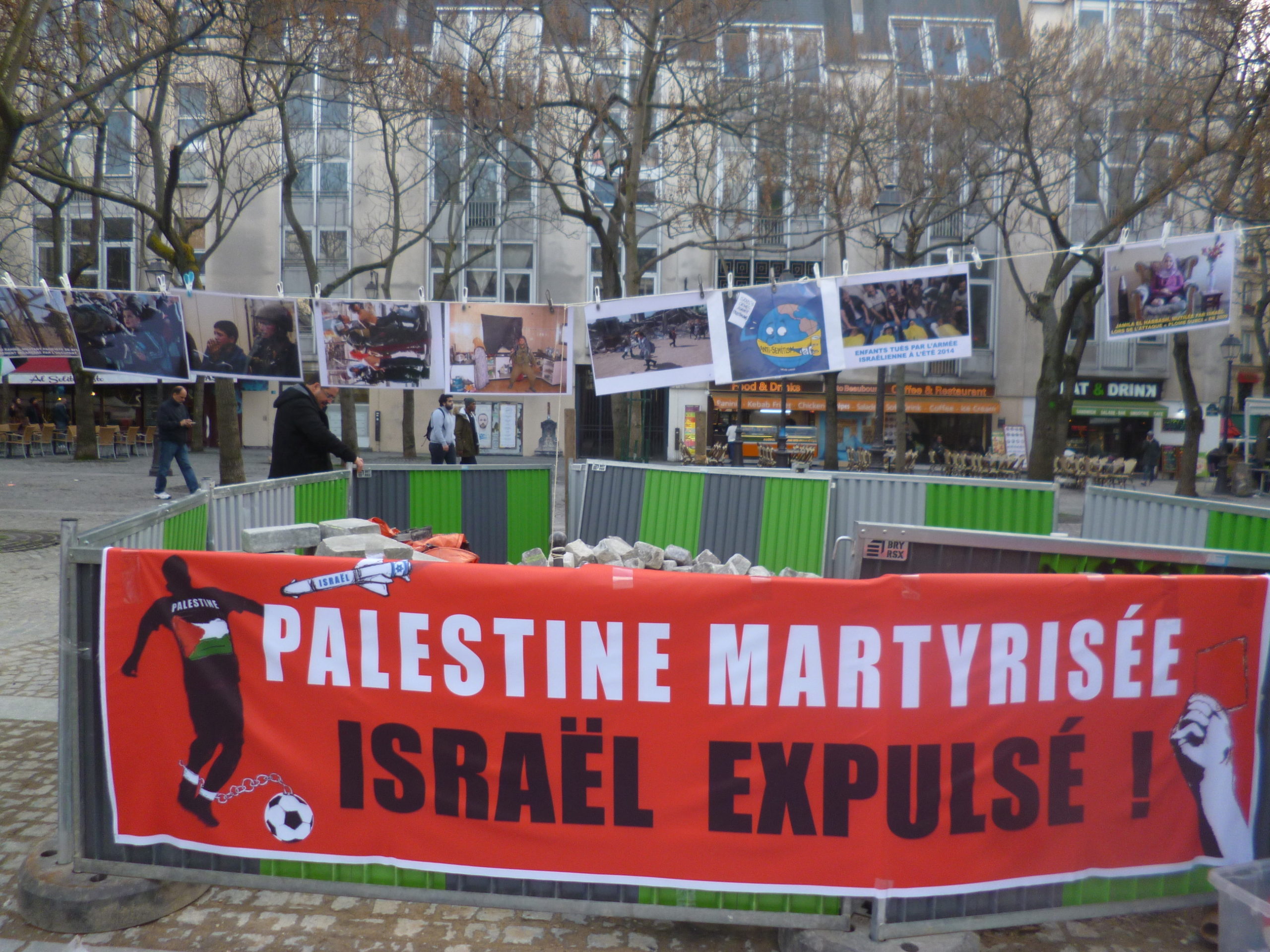 affiches_au_dessus_de_banderole_rouge-2.jpg