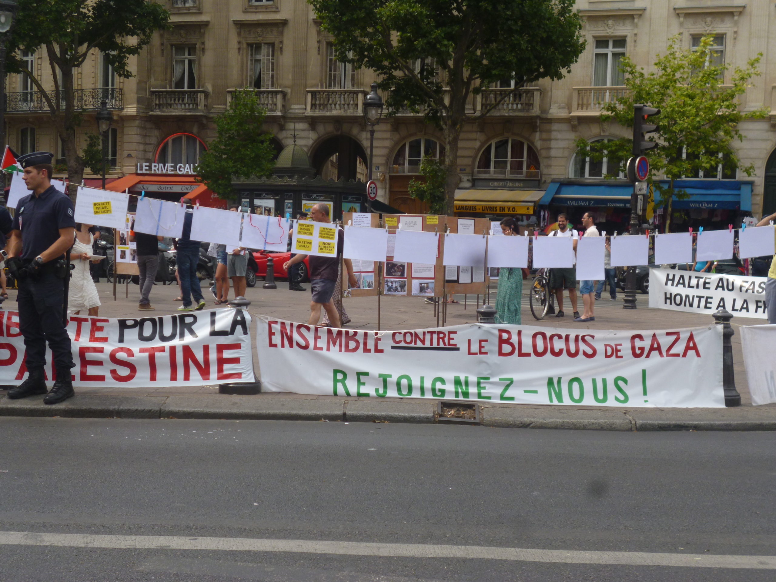 banderoles_gaza_st_michel_avec_crs.jpg