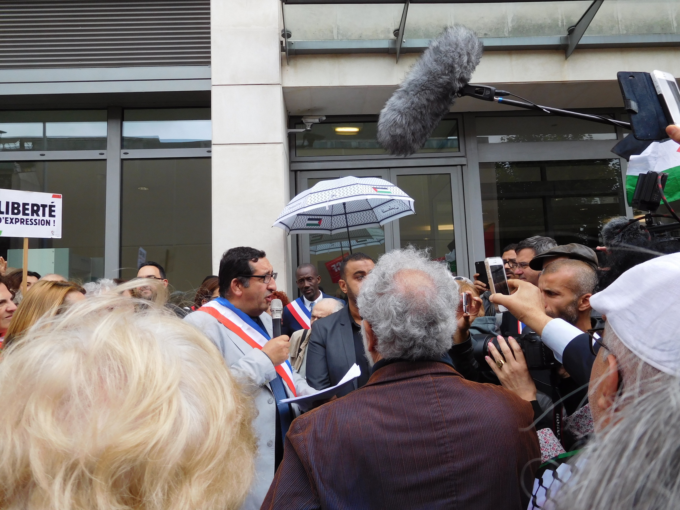 azzedine_sortie_tribunal-2.jpg