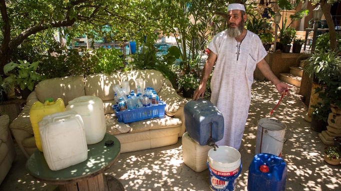 _palestiniens_bouteilles_et_bidons_eau.jpg