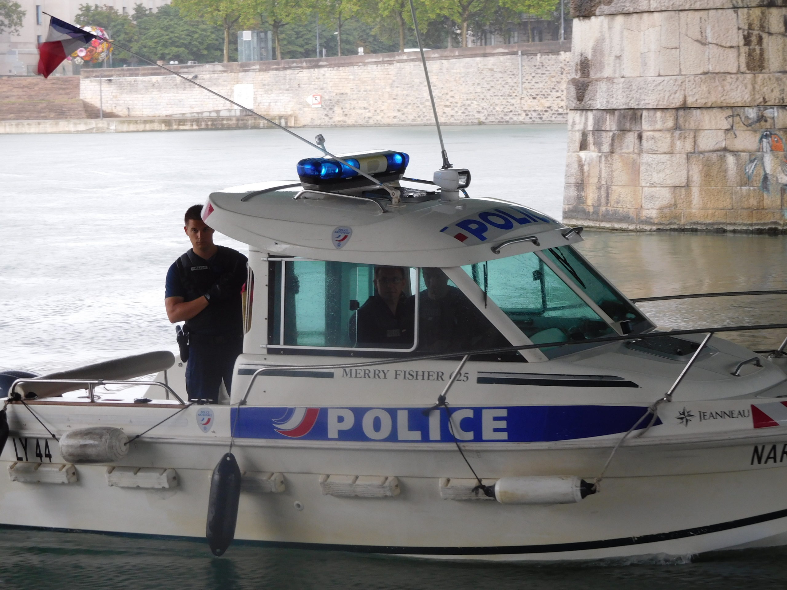 bateau_police.jpg