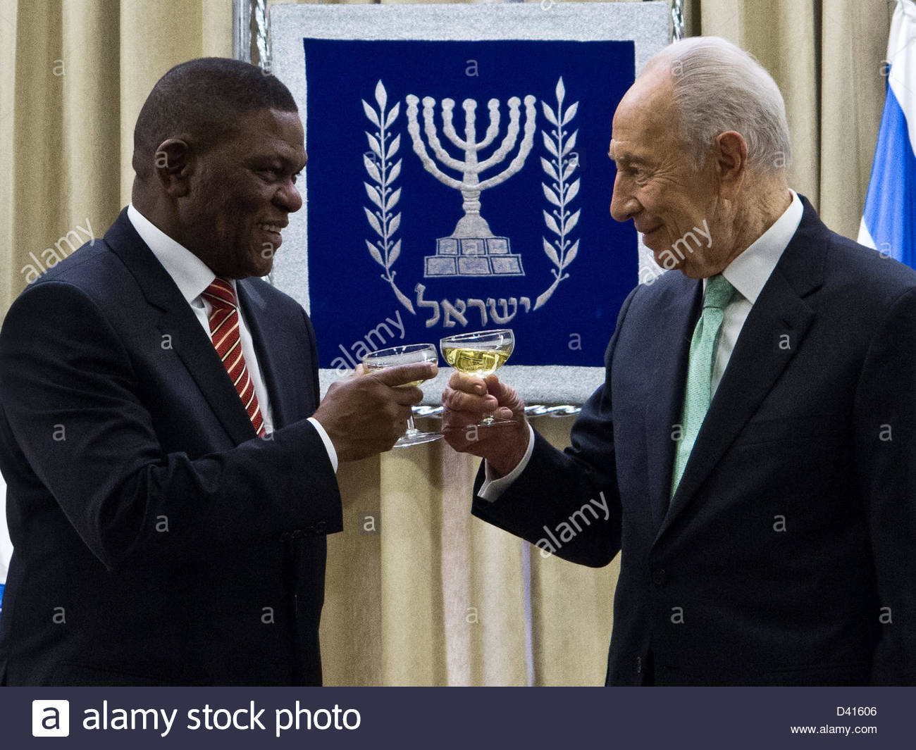 ambassadeur_sud-agricain_trinquant_avec_peres.jpg