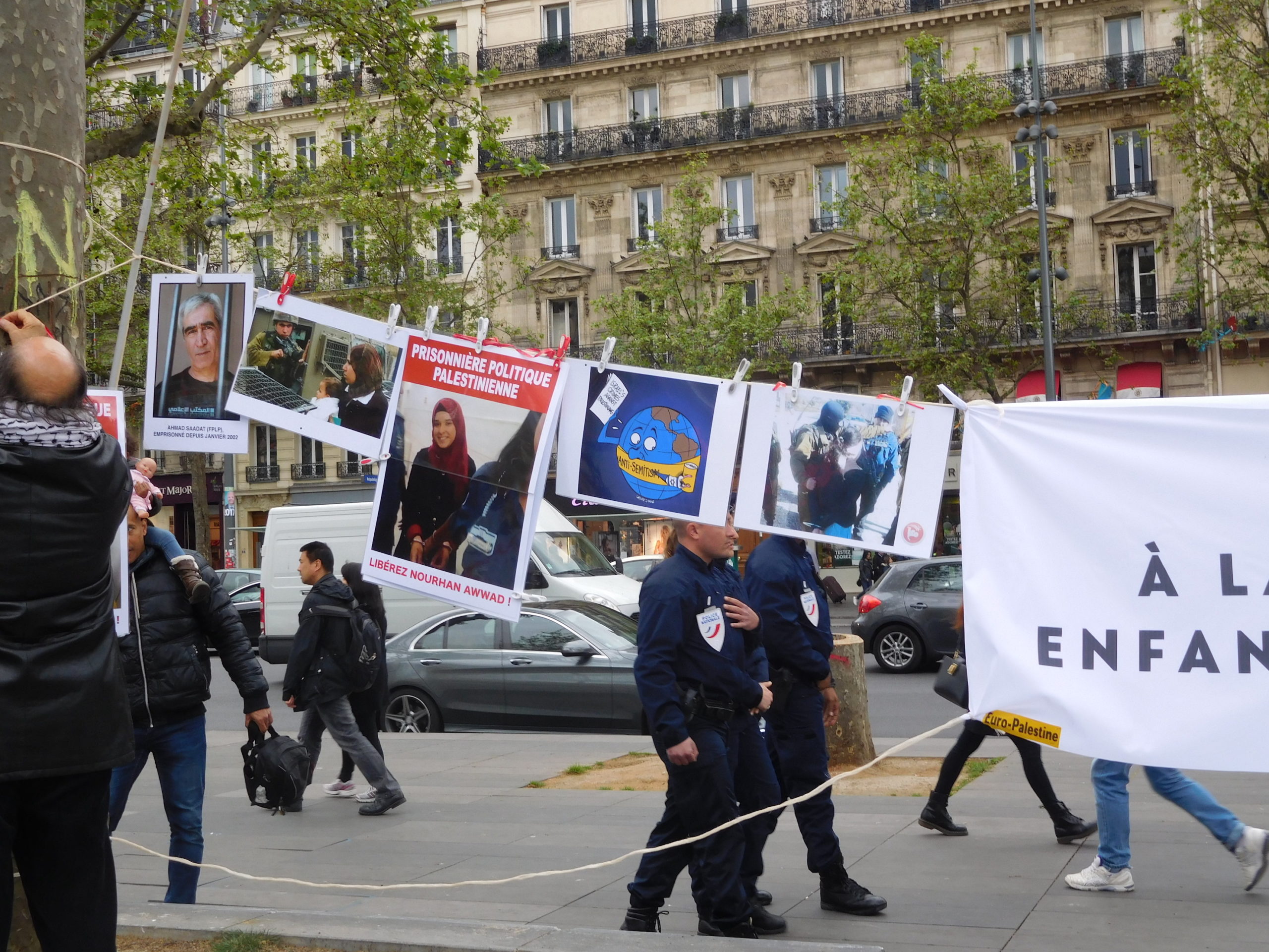 affiches_avec_policiers_derrie_re.jpg