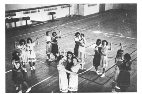 bal_dans_le_gymnase_du_colle_ge_pour_fille_de_je_rusalem_en_1940.jpg