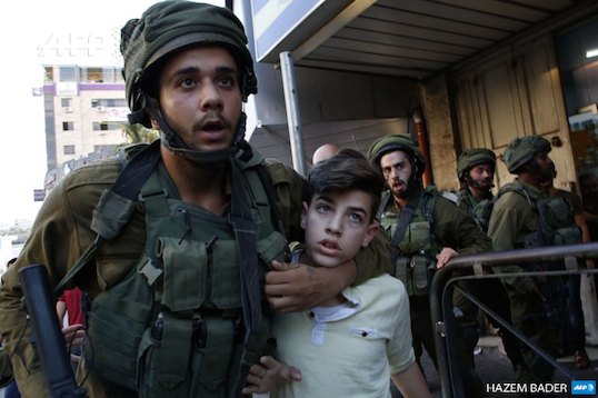 soldat_tient_enfant_par_le_cou.png