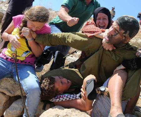 ahed_tamimi_en_train_de_mordre_soldat_cagoule_-2.jpg