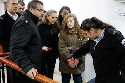 ahed_tamimi_menotte_e_tribunal_policiers.jpg