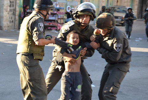 a_trois_soldats_pour_embarquer_un_enfant-2.png