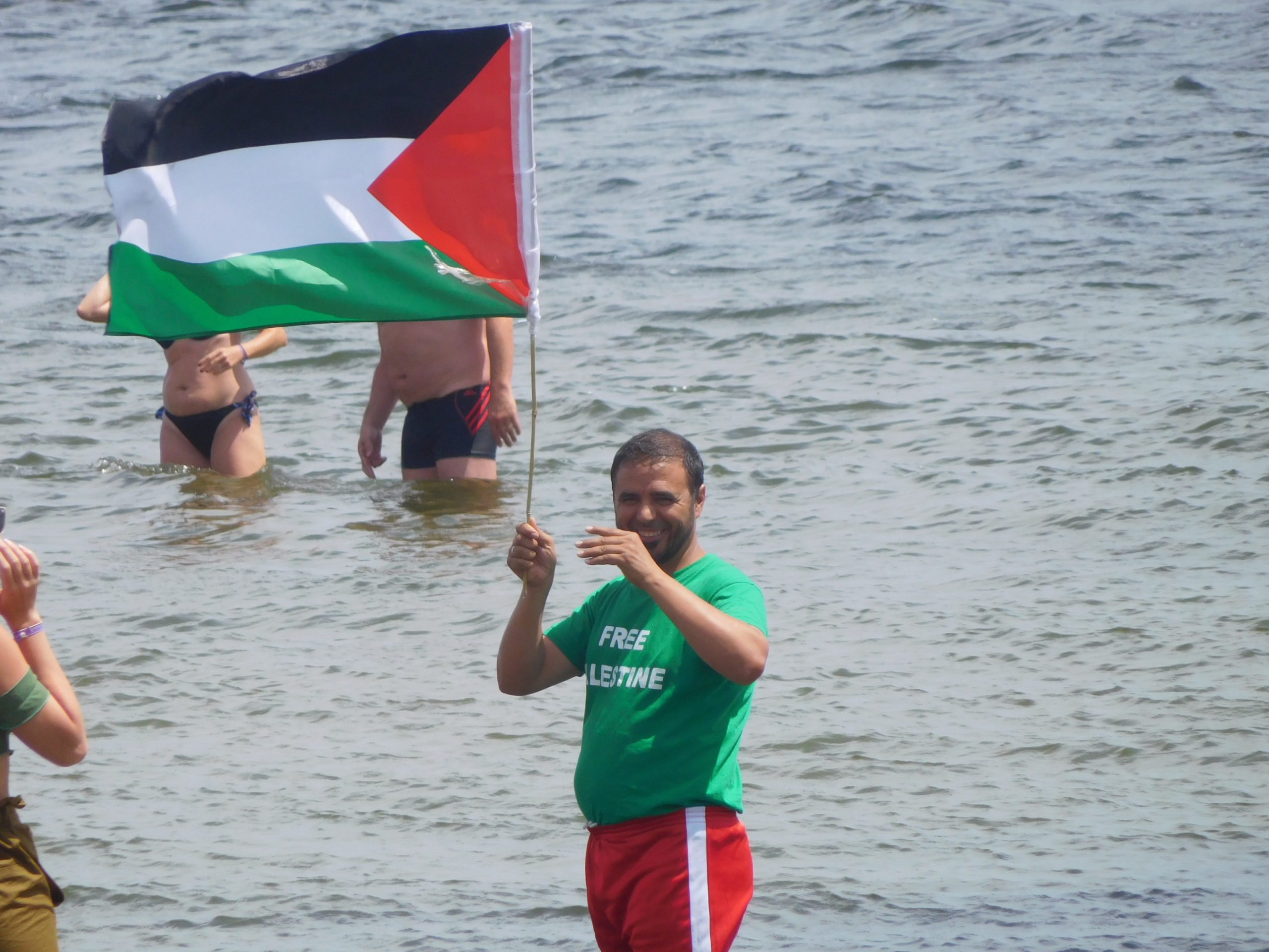 abdallah_plage_meze_drapeau.jpg