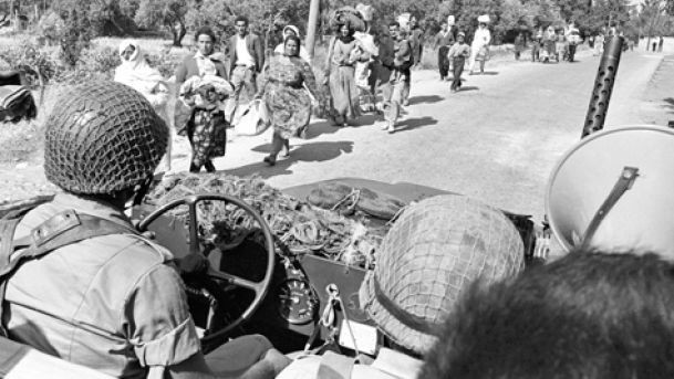 1967_soldats_regardant_es_re_fugie_s_palestiniens-2.jpg