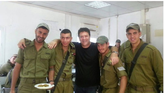 gill_taieb_avec_soldats.png