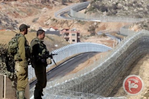 soldats_israe_liens_devant_mur_et_barbele_s-3fc29.jpg