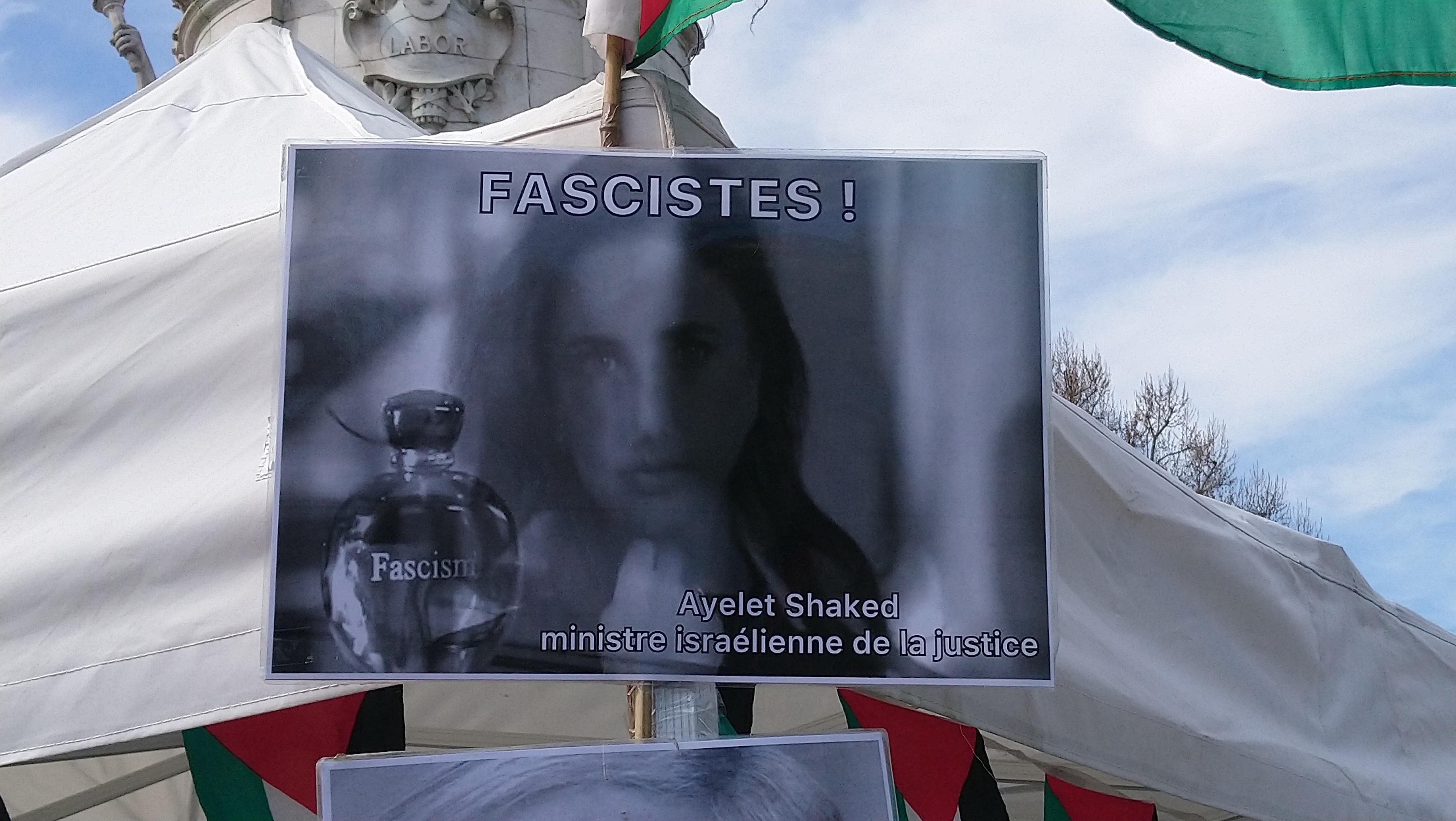ayelet_stand.jpg