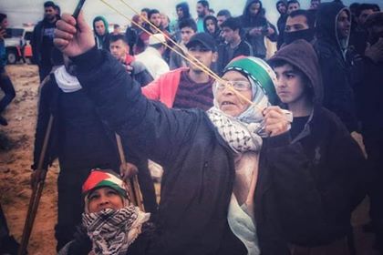 femme_palestinienne_lance_pierres.jpg