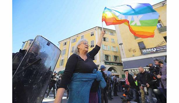 genevieve_nice_avec_drapeau.jpg
