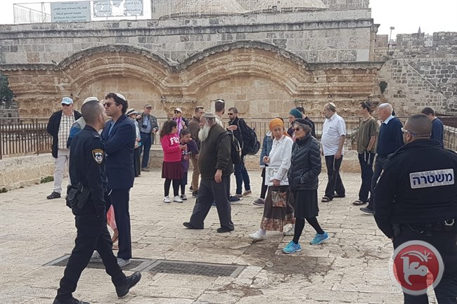 colons_esplanade_mosque_es_sous_escorte.jpg